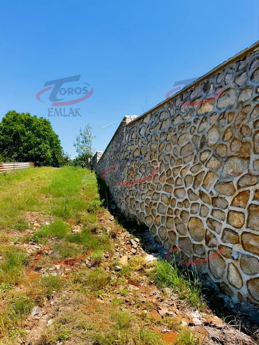 Toros Emlak'tan Aladağ’da 4977 m² Duvarı Örülmüş Tarla - fotoğraf 1