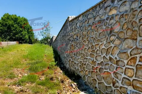 Toros Emlak'tan Aladağ’da 4977 m² Duvarı Örülmüş Tarla - fotoğraf 1