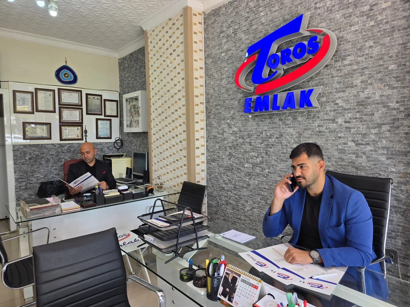 Toros Emlak ofisinde çalışan ekip